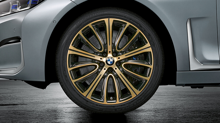 20” V-Spoke 628 in Night Gold, Pirelli 20” V-Spoke 628 in Night Gold, Pirelli